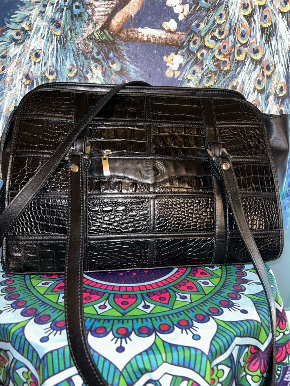 Black Croc-Embossed Womenās Shoulder Tote Bag